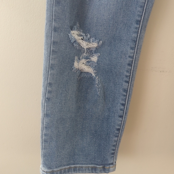 Judy Blue 11/30 distressed boyfriend jeans - Picture 4 of 9